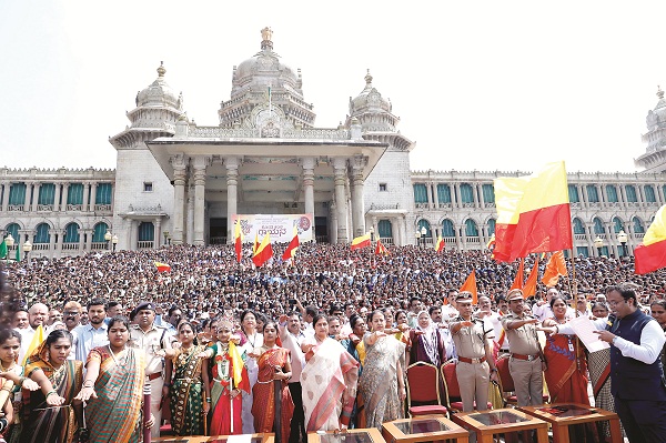 ನಾಡದೇವಿಗೆ ಕೋಟಿ ಕಂಠದಾರತಿ