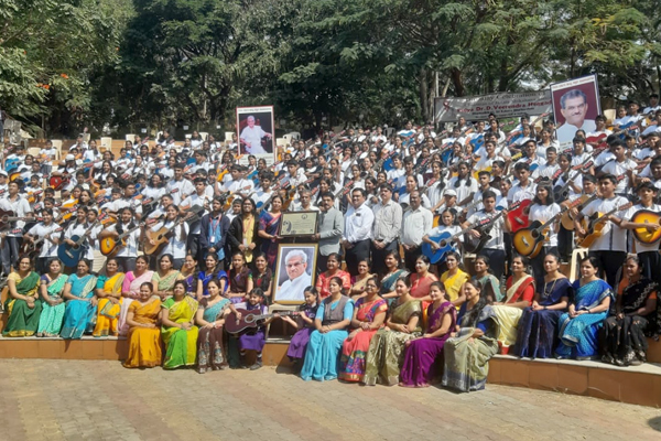 ಡಾ.ವೀರೇಂದ್ರ ಹೆಗಡೆ ಜನ್ಮದಿನ: 200 ವಿದ್ಯಾರ್ಥಿಗಳಿಂದ ಏಕಕಾಲಕ್ಕೆ ಗಿಟಾರ್ ನುಡಿಸಿ ಶುಭಾಶಯ