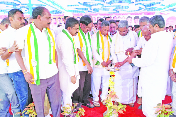 ಅಧಿಕಾರಕ್ಕೆ ಬಂದರೆ ಎತ್ತಿನಹೊಳೆ ಯೋಜನೆ ಪೂರ್ಣ; ಕಾಂಗ್ರೆಸ್ ಕಾರ್ಯಕರ್ತರ ಸಭೆಯಲ್ಲಿ ಮಾಜಿ ಸಿಎಂ ಸಿದ್ದರಾಮಯ್ಯ ಭರವಸೆ