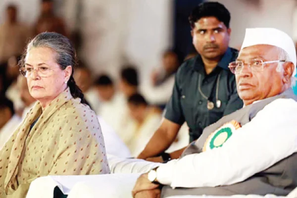 Sonia Gandhi Mallikarjun kharge