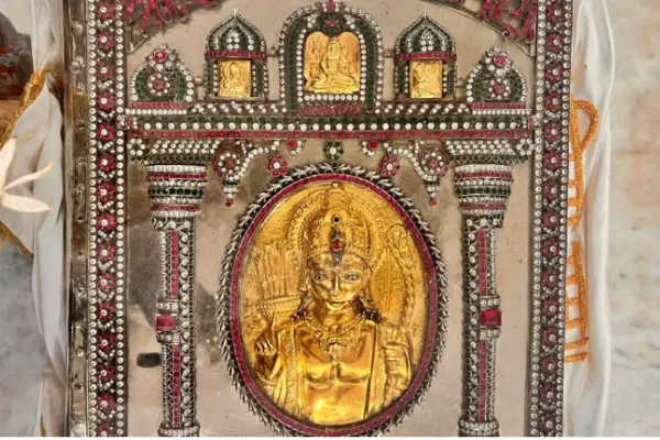 19 kg gold Ramayana decked with diamond on display in Surat on Ram Navami