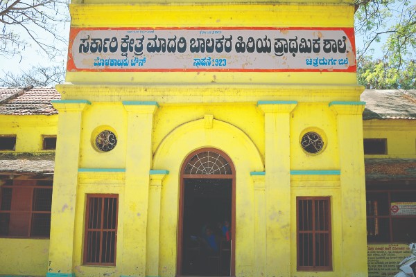 ಸೋರುತಿಹದು ಮೊಳಕಾಲ್ಮೂರಿನ ಶತಮಾನದ ಸರ್ಕಾರಿ ಶಾಲೆ