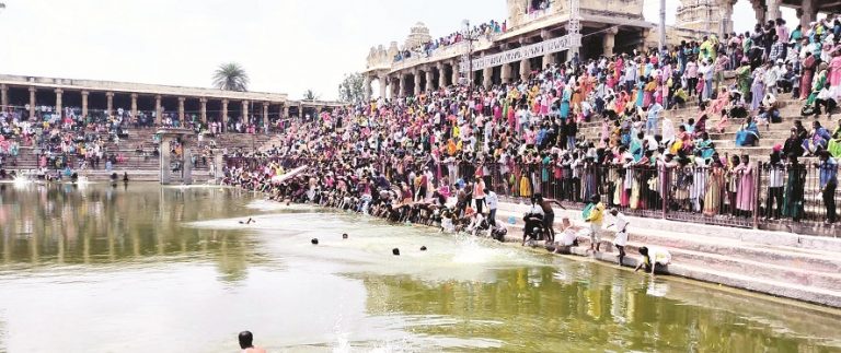 ಪಂಚಕಲ್ಯಾಣಿಯಲ್ಲಿ ತೀರ್ಥಸ್ನಾನ ಸಂಭ್ರಮ