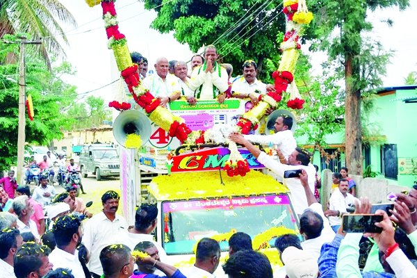 ಹೊರಗಿನ ವ್ಯಕ್ತಿಗಳಿಗೆ ಮಣೆ ಹಾಕದಿರಿ