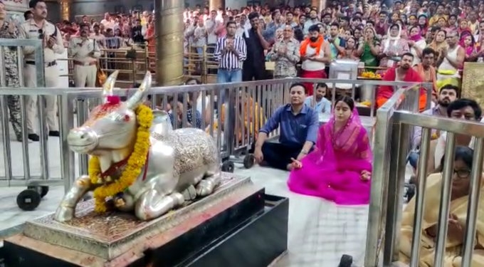 ಉಜ್ಜಯಿನಿ ದೇವಸ್ಥಾನದಲ್ಲಿ ವಿಶೇಷ ಪೂಜೆ ನೆರವೇರಿಸಿದ ಸಾರಾ ಅಲಿ ಖಾನ್; ಇಲ್ಲಿವೆ ನೋಡಿ ಫೋಟೋಗಳು…