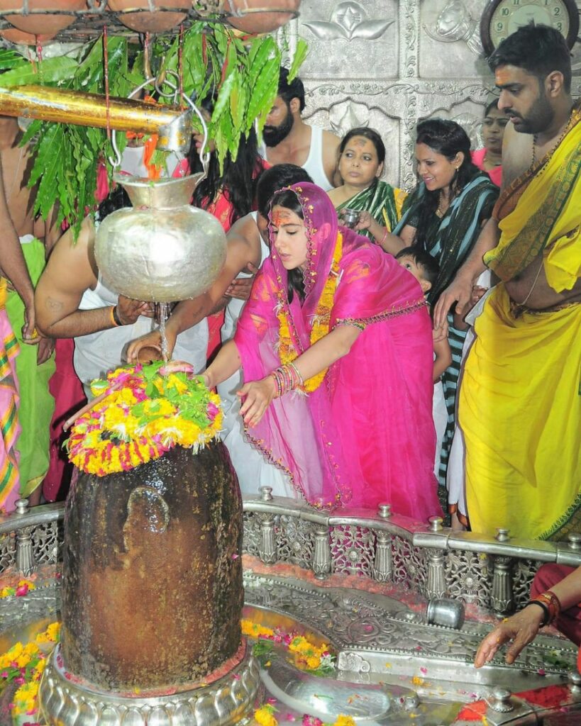 ಉಜ್ಜಯಿನಿ ದೇವಸ್ಥಾನದಲ್ಲಿ ವಿಶೇಷ ಪೂಜೆ ನೆರವೇರಿಸಿದ ಸಾರಾ ಅಲಿ ಖಾನ್‌; ಇಲ್ಲಿವೆ ನೋಡಿ ಫೋಟೋಗಳು…