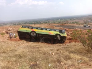 ಕೆಎಸ್‌ಆರ್‌ಟಿಸಿ ಬಸ್ ಪಲ್ಟಿ ಏಳು ಜನರಿಗೆ ಗಾಯ