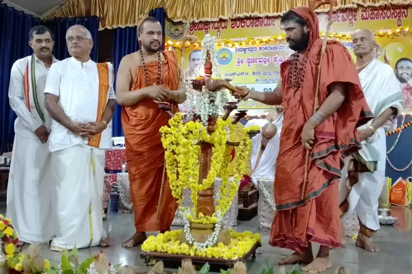 Nelemavu Shree Madhavanand Swamiji ingratiating Krashi Jayanti Event.