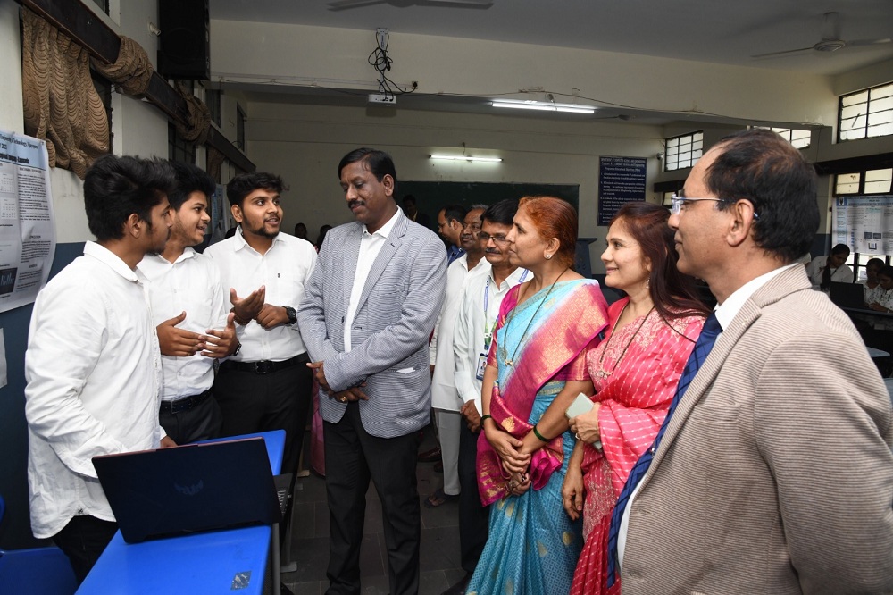 ಎಂಜಿನಿಯರುಗಳು ಉದ್ಯೋಗ ನೀಡುವ ಉದ್ಯಮಿಗಳಾಗಬೇಕು, ಉದ್ಯೋಗಿಗಳಲ್ಲ: ಬಿಎಲ್ಡಿಇ ಕಾಲೇಜಿನಲ್ಲಿ ಜಿಲ್ಲಾಧಿಕಾರಿ ಡಾ. ವಿಜಯಮಹಾಂತೇಶ ಬಿ. ದಾನಮ್ಮನವರ