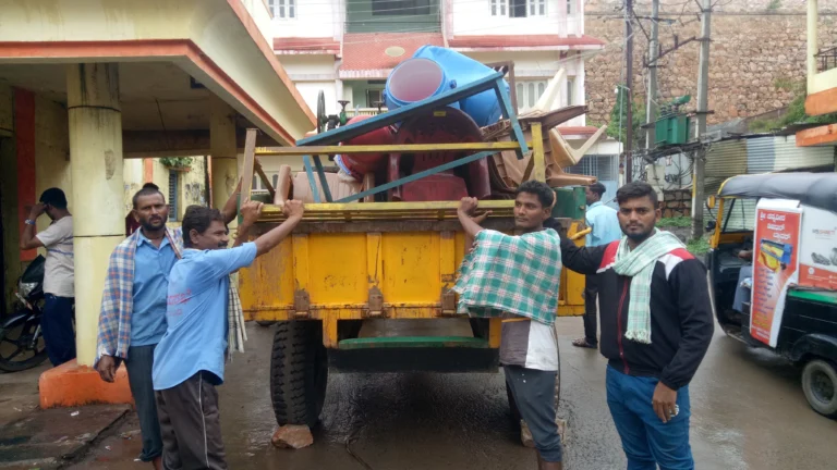 ನರಗುಂದ ಪುರಸಭೆ ಅಧಿಕಾರಿಗಳ ಕಾರ್ಯಾಚರಣೆ ತರಕಾರಿ ಅಂಗಡಿ, ಮುಂಗಟ್ಟು ತೆರವು