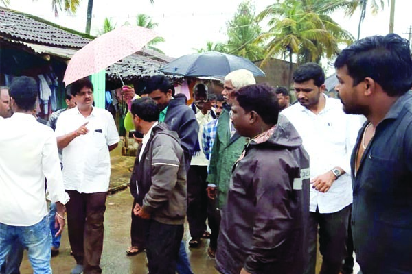 ಮಲ್ಲಾಪುರದಲ್ಲಿ ಮನೆಗಳ ಪರಿಶೀಲನೆ