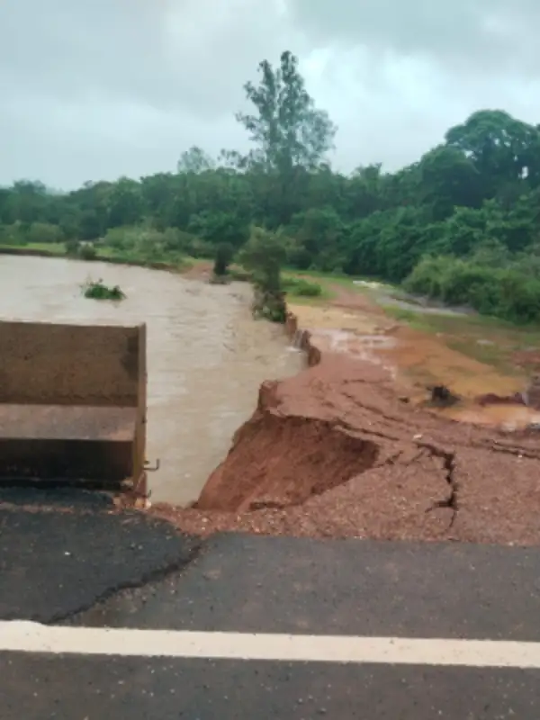 ಕೊಚ್ಚಿ ಹೋಗುತ್ತಿರುವ ಮಡೋಡಿ ರಸ್ತೆ