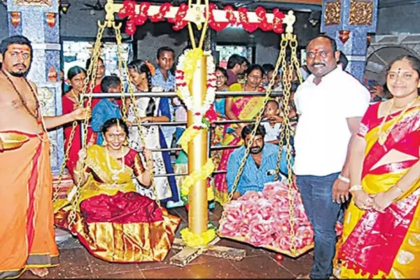 ತುಲಾಭಾರಕ್ಕೆ ಟೊಮ್ಯಾಟೋ ಬಳಕೆ!; ಮಗಳಿಗಾಗಿ ವಿನೂತನ ಪೂಜೆ..