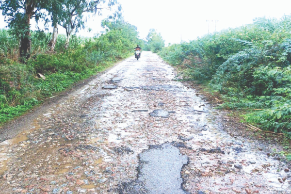 Basavasagar Reservoir road which is a muddy field