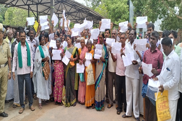 ಬೆಳೆ ವಿಮೆ ಪರಿಹಾರ ನೀಡಲು ಒತ್ತಾಯ