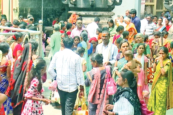 Crowd of Shakti beneficiaries to see Shaktidevata!