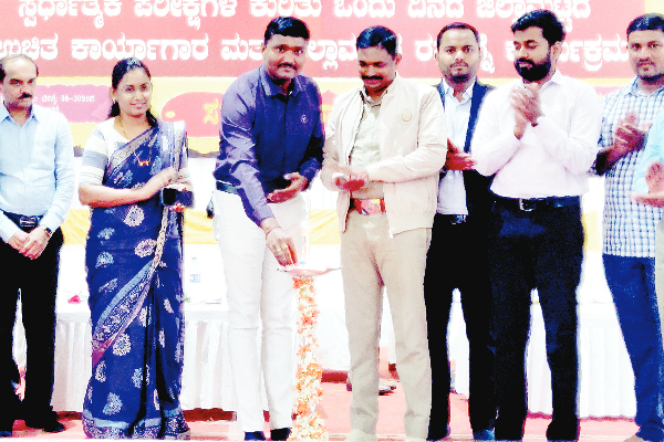 ಜಮಖಂಡಿ ನಗರದ ಮುರಗೋಡ ಕಲ್ಯಾಣ ಮಂಟಪದಲ್ಲಿ ಸ್ಪರ್ಧಾತ್ಮಕ ಪರೀಕ್ಷೆಗಳ ಕುರಿತು ಒಂದು ದಿನದ ಉಚಿತ ಕಾರ್ಯಾಗಾರವನ್ನು ಉಪವಿಭಾಗಾಧಿಕಾರಿ ಸಂತೋಷ ಕಾಮಗೌಡ ಉದ್ಘಾಟಿಸಿದರು. ಡಿವೈಎಸ್‌ಪಿ ಶಾಂತವೀರ ಈ, ಶ್ವೇತಾ ಬೀಡಿಕರ, ಶರಣಯ್ಯ ಭಂಡಾರಿಮಠ ಇತರರಿದ್ದರು.