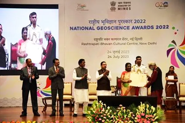 ರಾಷ್ಟ್ರೀಯ ಭೂವಿಜ್ಞಾನ ಪ್ರಶಸ್ತಿ-2022: ಡಾ.ಓಂ ನರೇನ್ ಭಾರ್ಗವ ಸೇರಿ 22 ಮಂದಿಗೆ ರಾಷ್ಟ್ರಪತಿಯಿಂದ ಪ್ರಶಸ್ತಿ ಪ್ರದಾನ