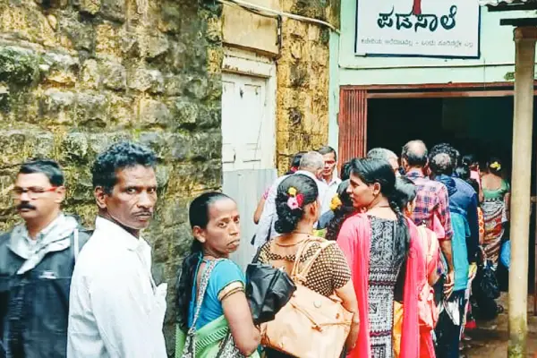 People in Que for Ration card correction.