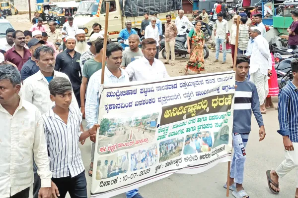 Protest demanding asphalting of the road