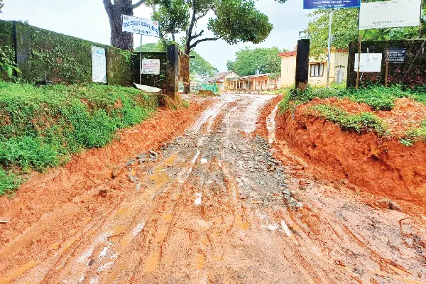 ಪುತ್ತೂರು ಸರ್ಕಾರಿ ಶಾಲೆ, ನೆಲ್ಲಿಕಟ್ಟೆ ಪ್ರಾಥಮಿಕ ಆರೋಗ್ಯ ಕೇಂದ್ರ ರಸ್ತೆ ಕೆಸರುಮಯ