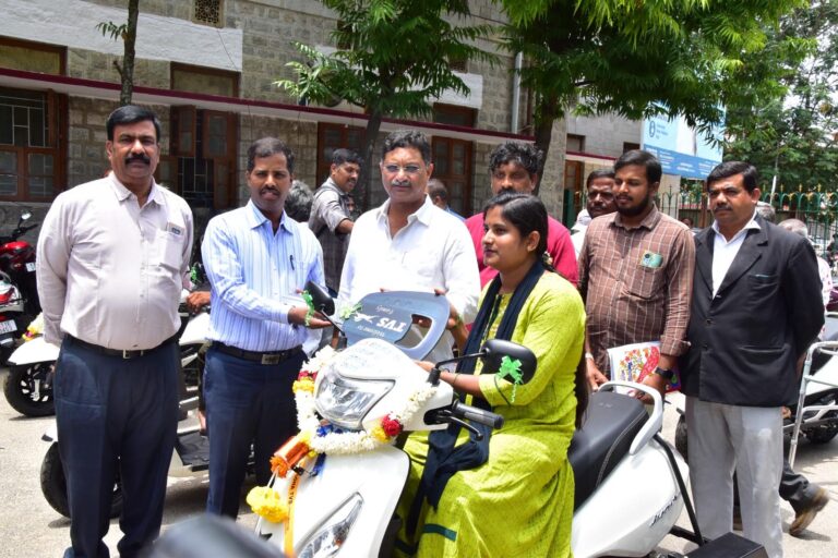 ಸೌಲಭ್ಯ ಬಳಸಿಕೊಂಡು ಬದುಕು ಕಟ್ಟಿಕೊಳ್ಳಿ: ಎಂಎಲ್‌ಸಿ ಮಧು ಜಿ.ಮಾದೇಗೌಡ ಕಿವಿಮಾತು