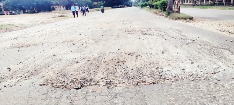 The road in front of the main gate of Bemel factory has been demolished.
