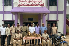 ಮೂವರು ಕಳ್ಳರ ಸೆರೆ -6.50 ಲಕ್ಷ ರೂ. ಮೌಲ್ಯದ ಶ್ರೀಗಂಧ ವಶ 