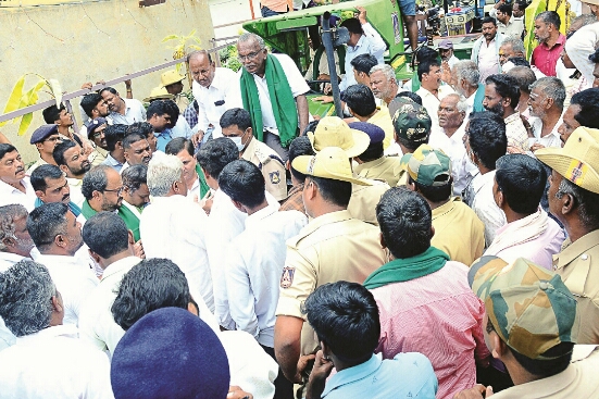 ಗೀತಾ ಕಣಕ್ಕಿಳಿಸಲು ಮಧು ಬಂಗಾರಪ್ಪ ಚಿತಾವಣೆ – ರೈತ ಮುಖಂಡರ ಆರೋಪ