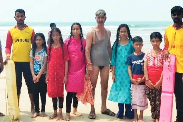 ಬೀಚ್‌ನಲ್ಲಿ ಅಪಾಯಕ್ಕೆ ಸಿಲುಕಿದ್ದ 7 ಜನ ಪ್ರವಾಸಿಗರ ರಕ್ಷಣೆ