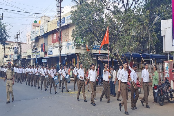 ಘನವೇಷಧಾರಿಗಳಿಂದ ಆಕರ್ಷಕ ಪಥಸಂಚಲನ; ರಂಗೋಲಿ ಬಿಡಿಸಿ, ಹೂವು ಹಾಕಿ ಸ್ವಾಗತಿಸಿದ ಜನತೆ