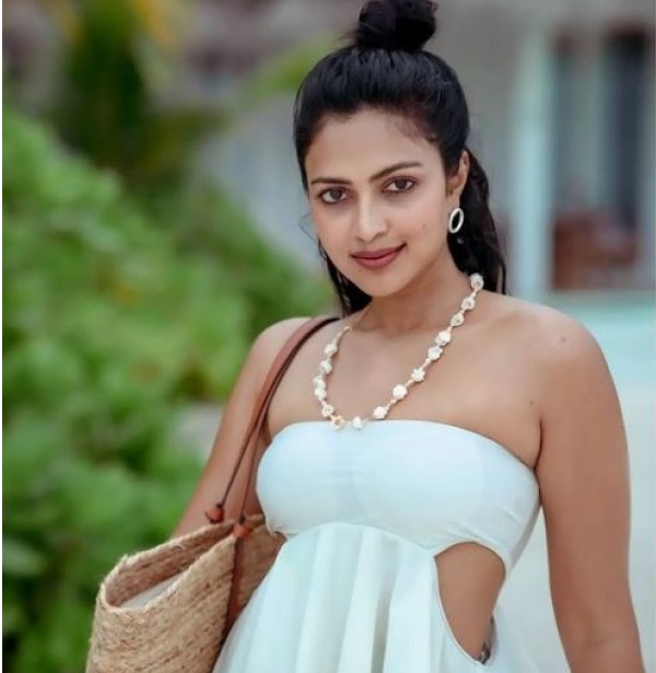 ಯಾರು ಗೊತ್ತಾ 'ಹೆಬ್ಬುಲಿ' ಹುಡುಗಿ ಅಮಲಾ ಪೌಲ್ಗೆ ಮಂಡಿಯೂರಿ ಪ್ರಪೋಸ್ ಮಾಡಿದ ಹೊಸ ಬಾಯ್ಫ್ರೆಂಡ್?