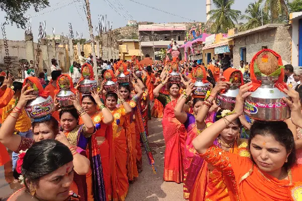 ಅಂಬಾಭವಾನಿ ದೇವಿಗೆ ಬಂಗಾರದ ಕಿರೀಟ ಧಾರಣೆ