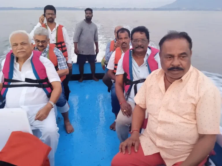 MLA-Deshapande-boat ride