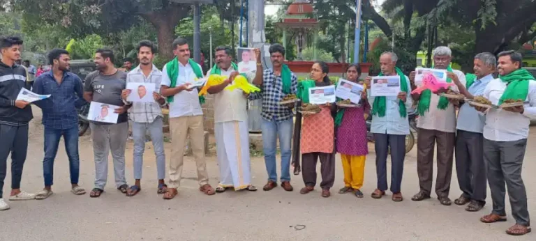 ಕೋಚಿಮುಲ್ ನಿರ್ದೇಶಕರ ಪ್ರವಾಸ ವಿರೋಧಿಸಿ ಪ್ರತಿಭಟನೆ