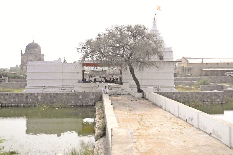 ಪುಂಡಪೋಕರಿಗಳ ತಾಣವಾದ ದೇಗುಲ, ಗುಮ್ಮಟಗಳು