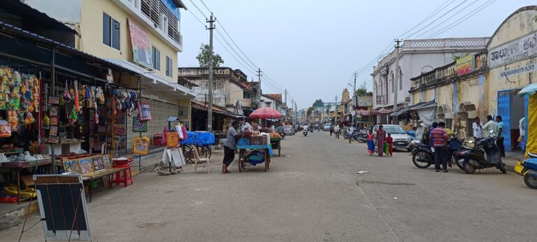 ನಂಜನಗೂಡಿನಲ್ಲಿ ಫುಟ್‌ಪಾತ್ ಅತಿಕ್ರಮಣದಿಂದ ಸಮಸ್ಯೆ