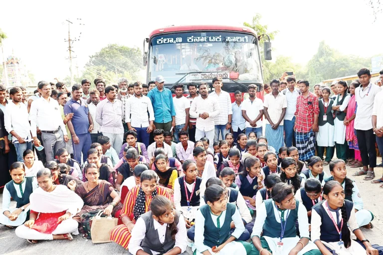 ಬೂದಿವಾಳ ಕ್ಯಾಂಪ್ ಬಳಿ ಬಸ್ ನಿಲ್ಲಿಸಿ