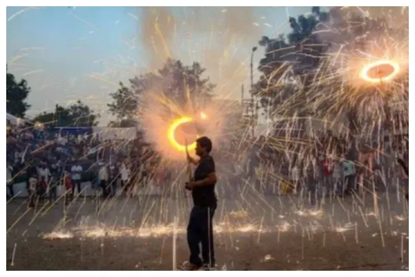 ಹೈಕೋರ್ಟ್​, ಸರ್ಕಾರಿ ಆದೇಶ ಲೆಕ್ಕಿಸದೆ ಪಟಾಕಿ ಸಿಡಿಸಿದ ಮೂಂಬೈ ಜನ – ಧನತ್ರಯೋದಶಿಗೇ ಹೀಗಾದರೆ ಲಕ್ಷ್ಮೀಪೂಜೆ, ನರಕ ಚತುರ್ದಶಿಗೆ…