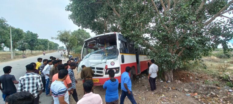 bus-accident-koppal-passangers-injured-admit-hospital-railway-gate