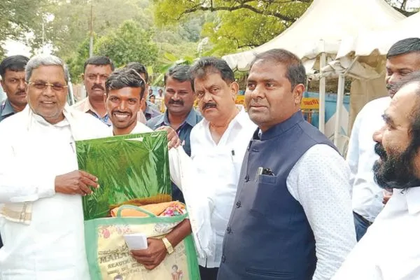 ಅಭಿಮಾನಕ್ಕೆ ಕರಗಿದ ಸಿದ್ದರಾಮಯ್ಯ
