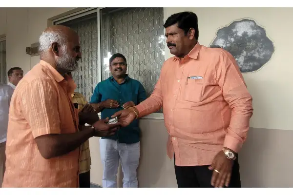 ಕೊಳಲು ವಾದಕನ ಸಂಕಷ್ಟಕ್ಕೆ ಮಿಡಿದ ಸಚಿವ; ವೈಯಕ್ತಿಕ ಧನ ಸಹಾಯ !