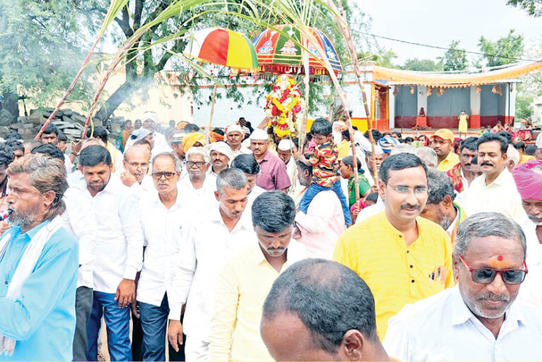ಲಾಡ್ಲಾಪುರದಲ್ಲಿ ಬೆಳ್ಳಿ ಕುದುರೆ ಮೆರವಣಿಗೆ