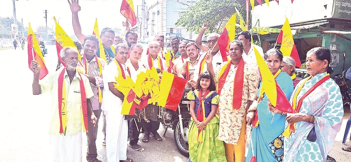 ವಾಹನ ಸವಾರರಿಗೆ ಕನ್ನಡ ಧ್ವಜ ವಿತರಣೆ