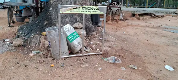 ನಗರಸಭೆ ನಿರ್ಲಕ್ಷ್ಯಕ್ಕೆ ಕಸದ ಬುಟ್ಟಿಗಳು ಮಾಯ!