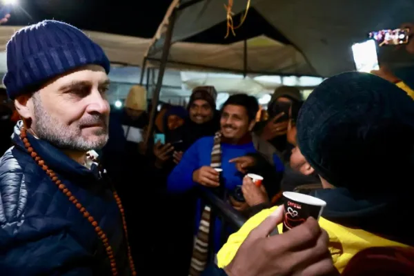 VIDEO | ಕೇದಾರನಾಥ ದೇಗುಲದಲ್ಲಿ ಸರದಿ ಸಾಲಲ್ಲಿದ್ದ ಯಾತ್ರಾರ್ಥಿಗಳಿಗೆ ಚಹಾ ಹಂಚಿದ ರಾಹುಲ್ ಗಾಂಧಿ