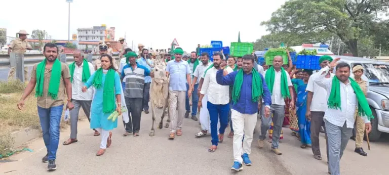 ರೈತ ಸಂಘದಿಂದ ಜಾನುವಾರು, ತರಕಾರಿ ಸಮೇತ ಪ್ರತಿಭಟನೆ