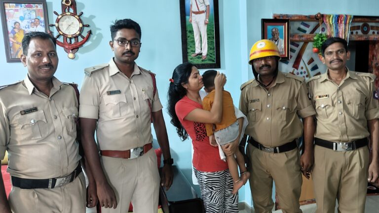 district-koppal-baby-rescue-by-fire-station-ifficers-cpi-baby
