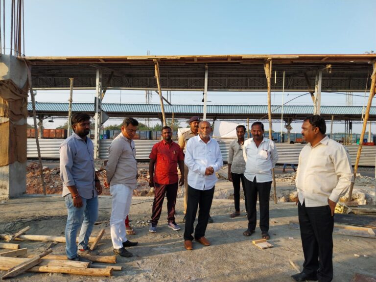 Koppal mp sanganna karadi visit railway station see work progress