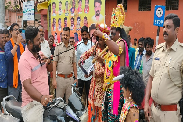 ಭೂಲೋಕದಲ್ಲಿ ಯಮ, ಚಿತ್ರಗುಪ್ತರು; ಗಮನ ಸೆಳೆದ ಶಹರ ಠಾಣೆ ಪೊಲೀಸರ ಹೆಲ್ಮೆಟ್ ಜಾಗೃತಿ